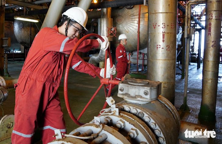 Kỹ sư, công nhân Liên doanh Việt - Nga Vietsovpetro làm việc trên giàn khai thác dầu khí - Ảnh: Đ.H.