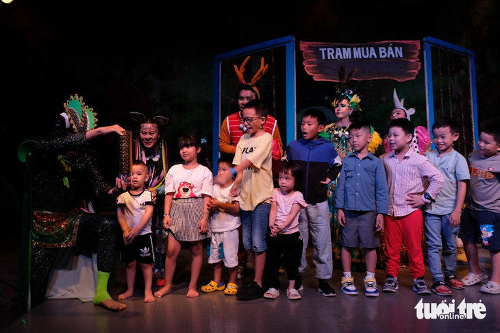 Khán giả nhí khoái chí lên sân khấu xem biểu diễn ảo thuật trong vở Trạm cứu hộ động vật ở Nhà hát kịch 5B - Ảnh: LINH ĐOAN