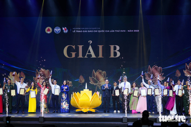 Phó thủ tướng Chính phủ Trần Lưu Quang, Phó chủ tịch Quốc hội Nguyễn Thị Thanh trao giải B cho các tác giả - Ảnh: NAM TRẦN