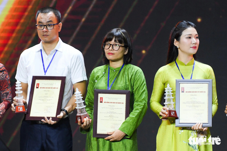 Tác giả Đậu Dung (giữa), báo Tuổi Trẻ, đại diện nhóm tác giả nhận giải C - Ảnh: NAM TRẦN