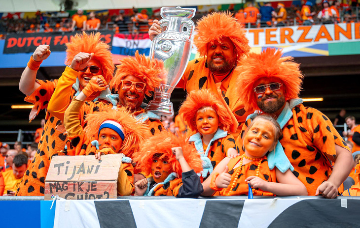 Hình ảnh ấn tượng của các CĐV Hà Lan với chiếc cúp vô địch trên khán đài sân Volksparkstadion trong trận thắng 2-1 trước Ba Lan - Ảnh: Getty