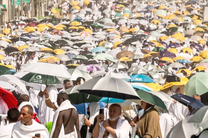 Những người tham gia cuộc hành hương hajj (Saudi Arabia) ở thánh địa Mecca dùng ô che nắng hồi giữa tháng 6 - Ảnh: AFP