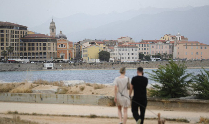 Người dân đi dạo tại bờ biển Ajaccio trên đảo Corsica (Pháp) - nơi xuất hiện tiếng nổ siêu thanh bí ẩn ngày 20-6 - Ảnh: AFP