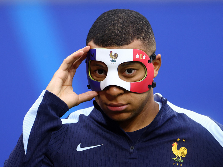 Mbappe sẽ bị cấm đeo mặt nạ 3 màu - Ảnh: Reuters