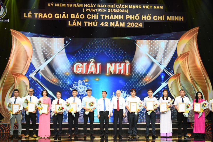 Báo Tuổi Trẻ đoạt 2 giải nhì gồm giải nhì thể loại phỏng vấn, tường thuật, ghi nhanh với tuyến bài: 