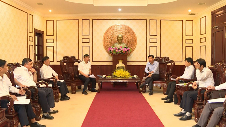 Lãnh đạo EVNSPC báo cáo tình hình khó khăn trong công tác đầu tư phát triển lưới điện tại tỉnh Bình Phước - Ảnh: EVNSPC cung cấp