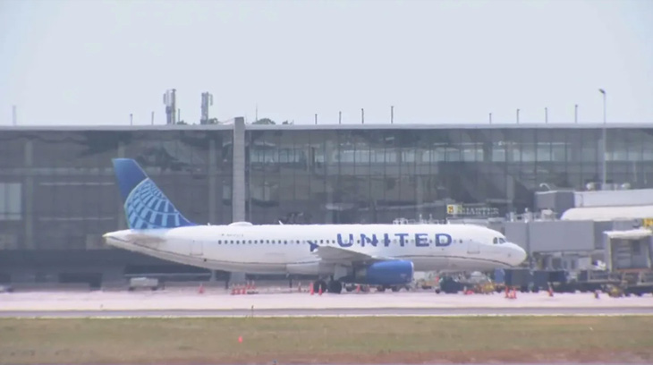 Chiếc máy bay Airbus SE A320 gặp sự cố hôm 20-6 của Hãng hàng không United Airlines - Ảnh: NBC CONNECTICUT