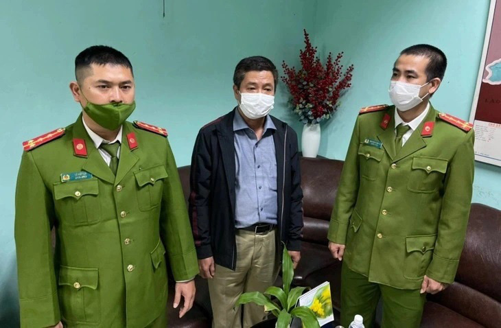 Ông Hoàng Văn Đức (giữa) bị khởi tố, bắt tạm giam hồi đầu năm 2022 để điều tra vụ án đấu thầu vật tư y tế chống dịch COVID-19 - Ảnh: MẠNH HÙNG