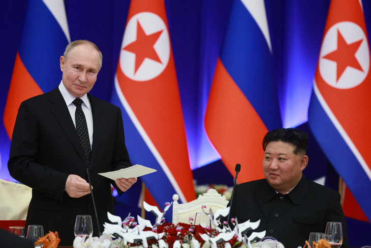 Tổng thống Nga Vladimir Putin (trái) và nhà lãnh đạo Triều Tiên Kim Jong Un dự tiệc chiêu đãi cấp nhà nước tại Bình Nhưỡng, Triều Tiên hôm 19-6. Sau chuyến thăm Triều Tiên, ông đã đến thăm Việt Nam - Ảnh: REUTERS