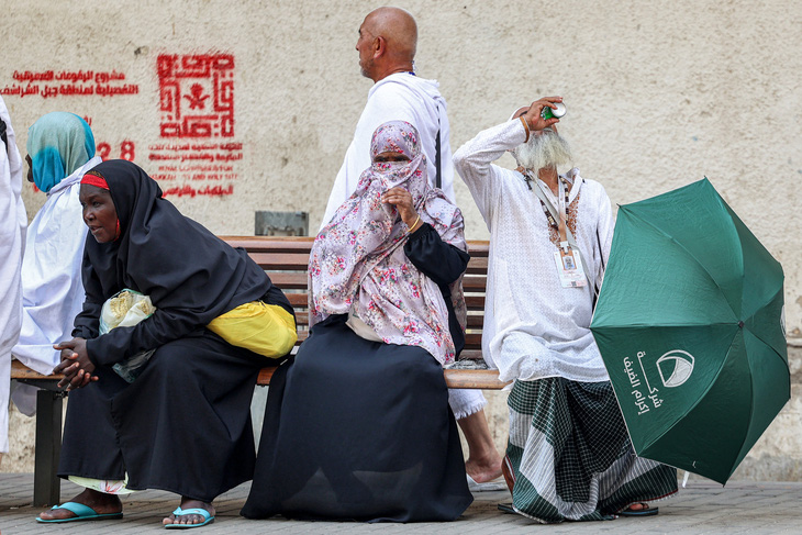 Các tín đồ hành hương nghỉ ngơi tại thành phố Mecca, Saudi Arabia, ngày 20-6 - Ảnh: AFP