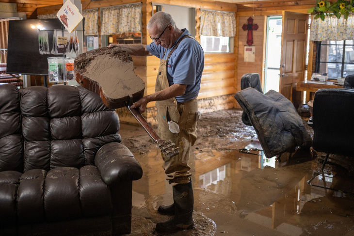 Người dân ở Ruidoso Downs, bang New Mexico, quay về nhà ngày 20-6 xem xét thiệt hại sau cháy rừng và lũ lụt - Ảnh: REUTERS