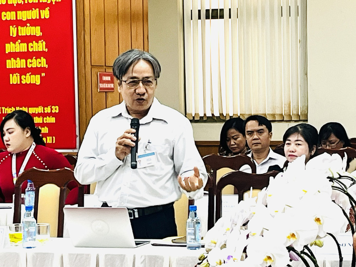 Ông Lê Duy Tân - trưởng phòng giáo dục trung học, Sở Giáo dục và Đào tạo TP.HCM - phát biểu góp ý tại hội thảo - Ảnh: MỸ DUNG