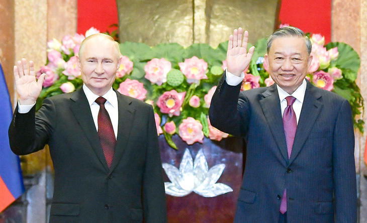 Chủ tịch nước Tô Lâm và Tổng thống Vladimir Putin vẫy tay chào trước khi bước vào hội đàm - Ảnh: NAM TRẦN