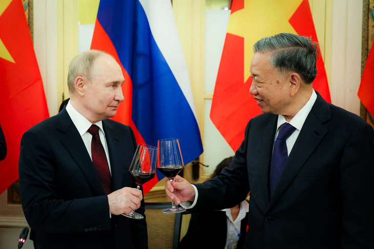 Chủ tịch nước Tô Lâm nâng ly cùng Tổng thống Putin trong tiệc chiêu đãi ngày 20-6 - Ảnh: NGUYỄN KHÁNH