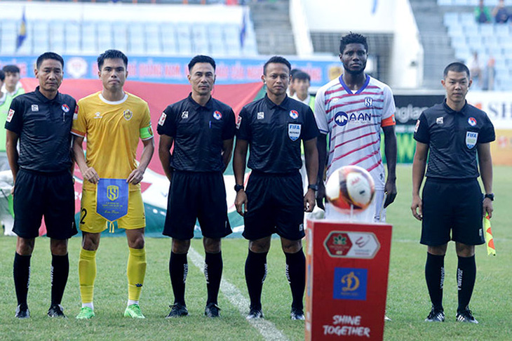 Trọng tài FIFA người Malaysia Razlan Joffri Bin Ali (thứ ba từ phải sang) làm nhiệm vụ ở trận Quảng Nam - Sông Lam Nghệ An, vòng 24 V-League 2023 - 2024 - Ảnh: VPF