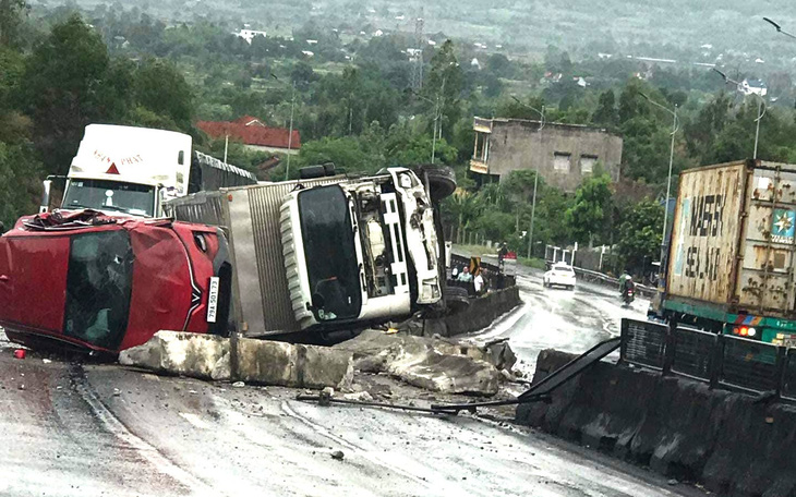 Lật xe khách trên quốc lộ 14, nhiều hành khách bị thương đang cấp cứu - Ảnh 7.