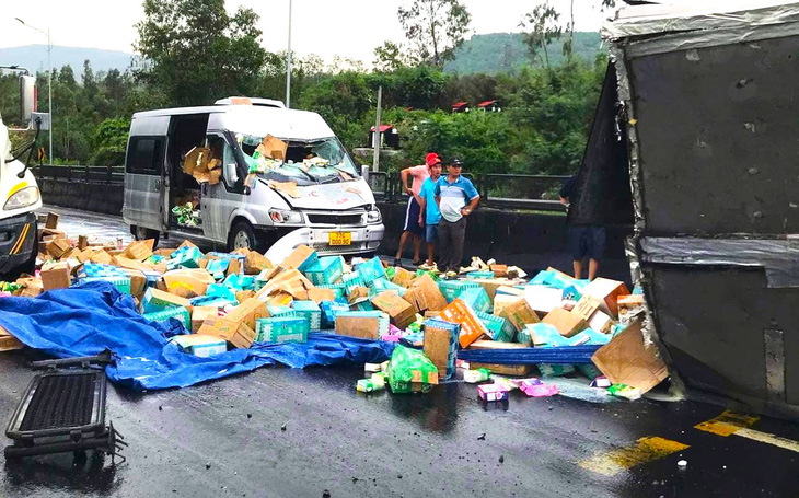 Hiện trường vụ tai nạn giao thông liên hoàn xảy ra trên tuyến quốc lộ 1 đoạn qua đèo Quán Cau thuộc huyện Tuy An (tỉnh Phú Yên) - Ảnh: Lực lượng chức năng cung cấp