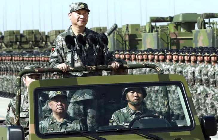 Ông Tập nhấn mạnh không có chỗ cho tham nhũng trong quân đội Trung Quốc. Trong ảnh, ông Tập mặc quân phục, đi xe jeep duyệt binh tại lễ kỷ niệm 90 năm ngày thành lập quân đội nước này vào ngày  30-7-2017 - Ảnh: Tân Hoa xã
