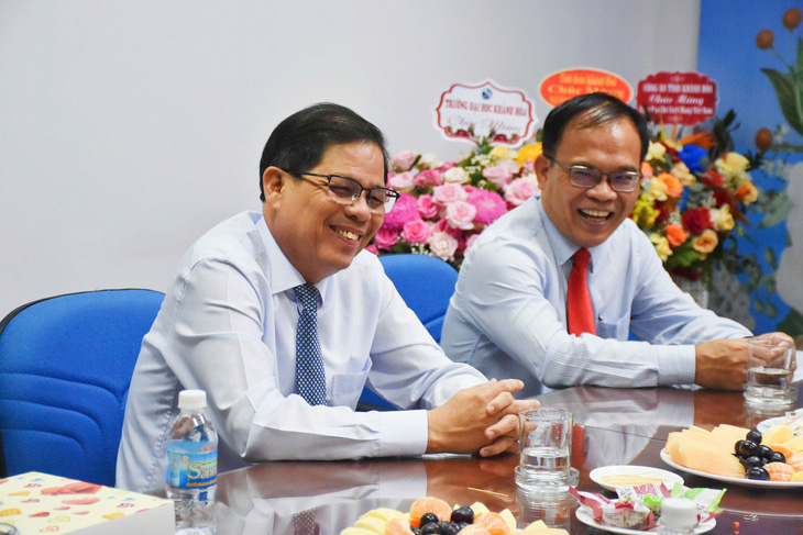 Ông Nguyễn Tấn Tuân (bên trái) - chủ tịch UBND tỉnh Khánh Hòa - thăm văn phòng đại diện báo Tuổi Trẻ khu vực Nam Trung Bộ và Tây Nguyên - Ảnh: TRẦN HOÀI