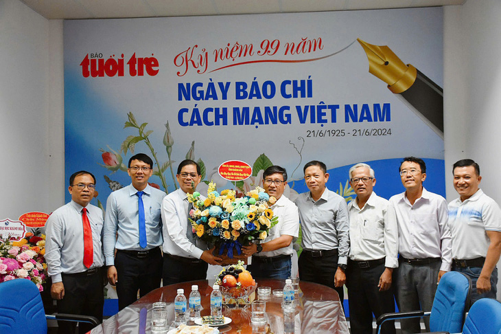 Chủ tịch UBND tỉnh Khánh Hòa tặng hoa chúc mừng đội ngũ báo Tuổi Trẻ tại khu vực Nam Trung Bộ và Tây Nguyên, nhân kỷ niệm Ngày Báo chí cách mạng Việt Nam - Ảnh: TRẦN HOÀI