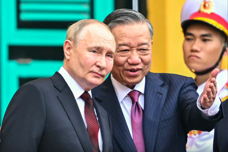 Chủ tịch nước Tô Lâm trao đổi với Tổng thống Vladimir Putin tại Phủ Chủ tịch ngày 20-6 - Ảnh: AFP