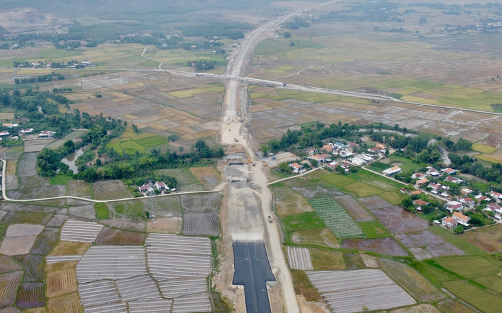 Thủ tướng kiểm tra tiến độ cao tốc Khánh Hòa - Buôn Ma Thuột - Ảnh 1.