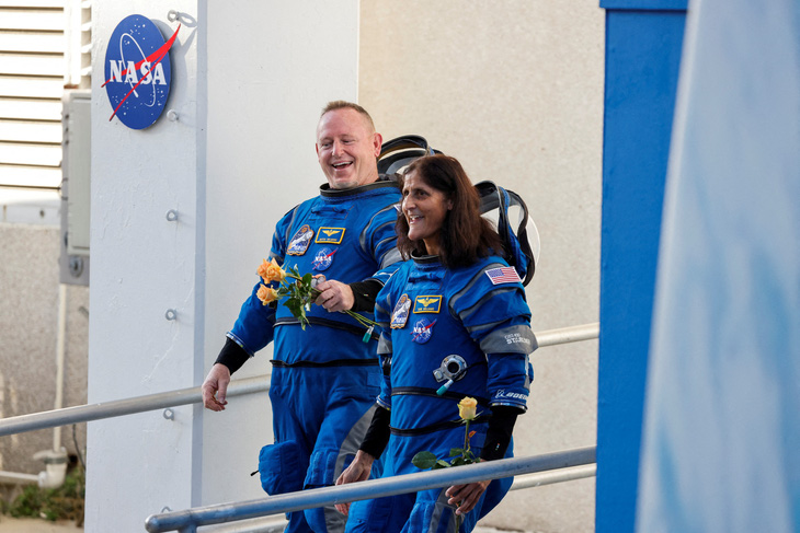 Hai phi hành gia người Mỹ của NASA gồm Butch Wilmore (trái) và Suni Williams được tàu Starliner đưa lên Trạm ISS hôm 5-6-2024, sau nhiều lần trì hoãn - Ảnh: REUTERS