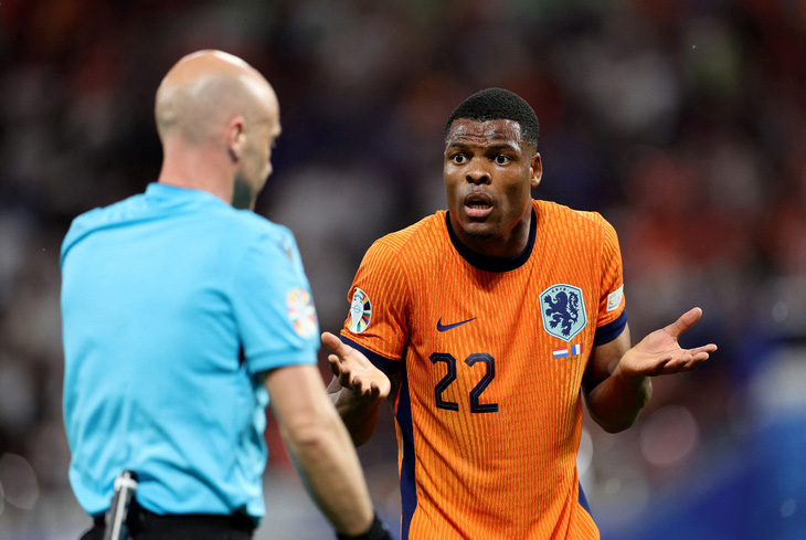 Denzel Dumfries phản ứng với quyết định của trọng tài người Anh Anthony Taylor vì từ chối bàn thắng của tuyển Hà Lan - Ảnh: REUTERS