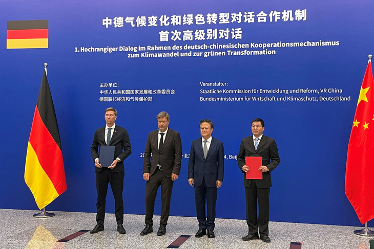 Phó thủ tướng kiêm Bộ trưởng Kinh tế Đức Robert Habeck (thứ hai từ trái qua) chụp ảnh cùng Chủ nhiệm Ủy ban Cải cách và phát triển quốc gia Trung Quốc Trịnh Sách Khiết (thứ hai từ phải qua) tại Diễn đàn đối thoại khí hậu và chuyển đổi Trung - Đức ngày 22-6 - Ảnh: REUTERS