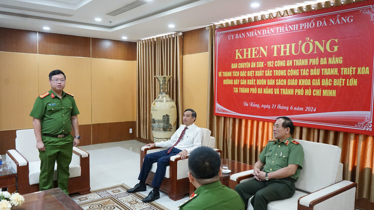 Trung tá Nguyễn Kim Trung - trưởng Phòng cảnh sát kinh tế, đại diện ban chuyên án - báo cáo kết quả phá án - Ảnh: Đ.CƯỜNG