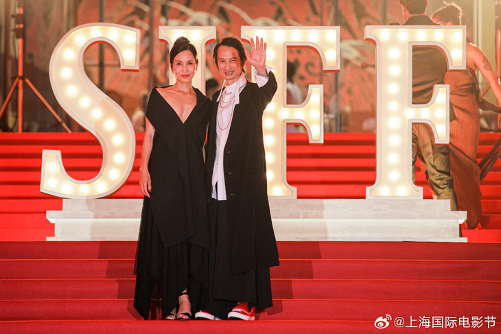 Vợ chồng Trần Anh Hùng, Trần Nữ Yên Khê tiếp tục đồng hành tại một sự kiện điện ảnh lớn của châu Á - Ảnh: Weibo SIFF