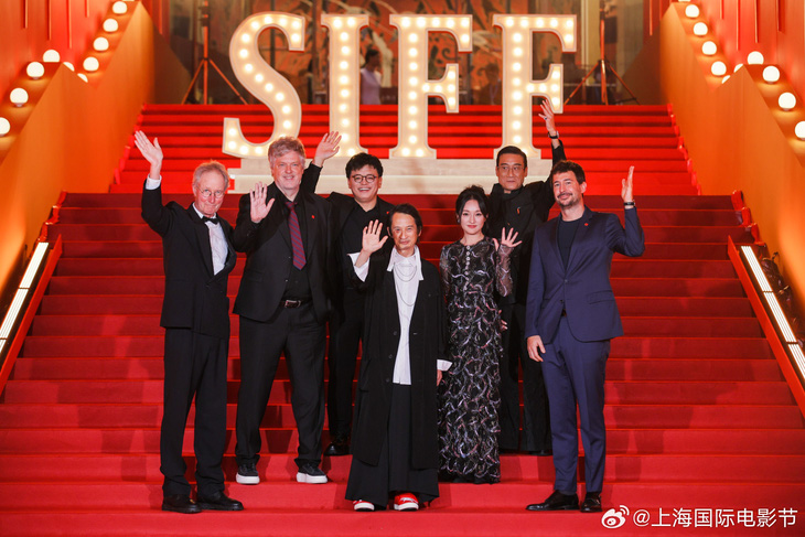 Ban giám khảo Liên hoan phim quốc tế Thượng Hải 2024 trên thảm đỏ - Ảnh: Weibo SIFF