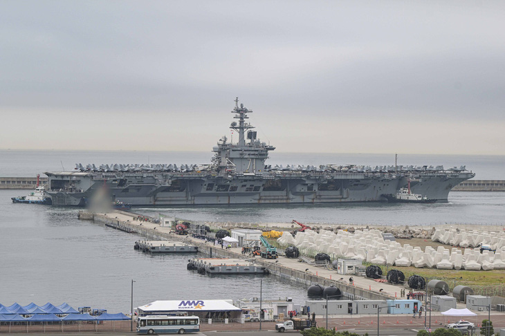 Tàu sân bay USS Theodore Roosevelt của Mỹ tại căn cứ hải quân ở TP Busan, Hàn Quốc vào sáng 22-6 - Ảnh: YONHAP