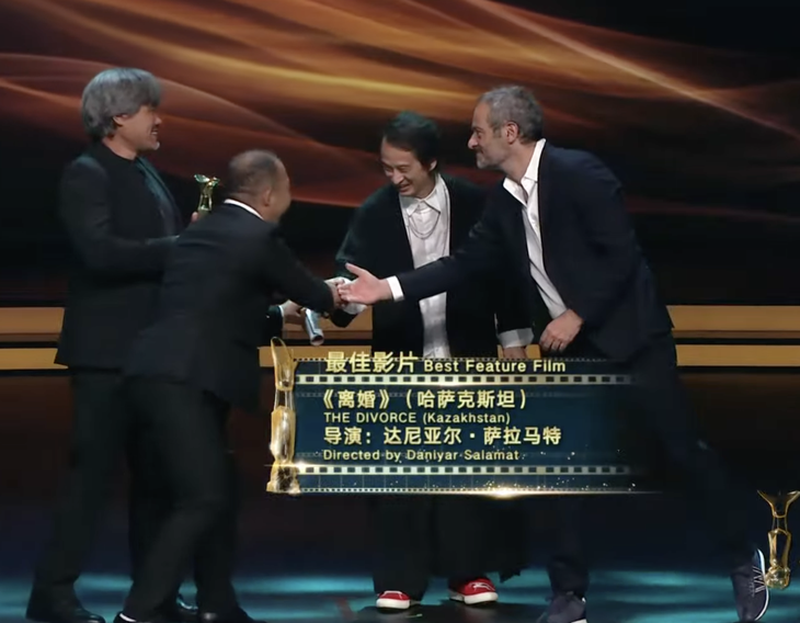 Đạo diễn Trần Anh Hùng trao giải Phim hay nhất trên sân khấu cho đoàn phim đoạt giải - Ảnh chụp màn hình