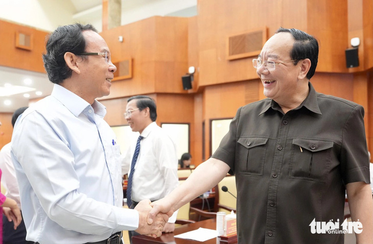 Bí thư Thành ủy TP.HCM Nguyễn Văn Nên trò chuyện cùng các đại biểu tham dự - Ảnh: HỮU HẠNH