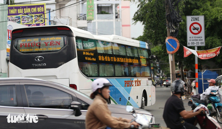 Xe khách chạy vào đường cấm giờ trong hẻm 153 quốc lộ 13, quận Bình Thạnh - Ảnh: MINH HÒA