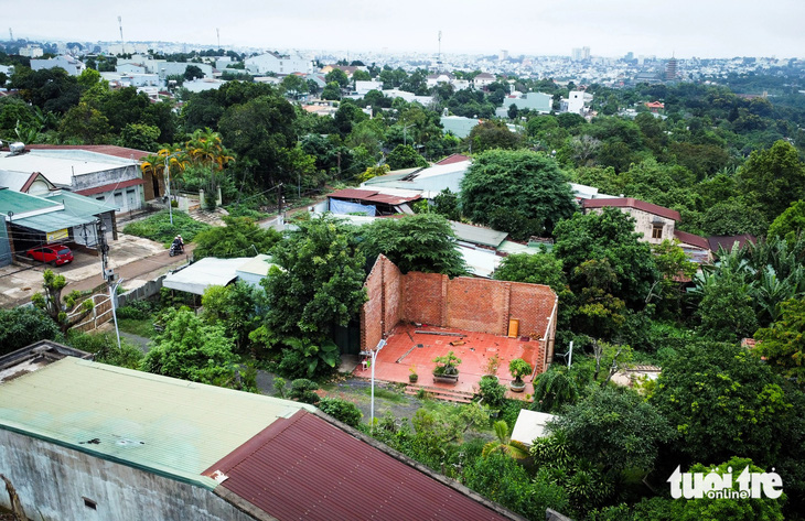 Bên cạnh những nhà chưa di dời, một số nhà dân đã nhận bồi thường đi nơi khác nhường đất cho dự án mở đường Nguyễn Văn Linh, TP Pleiku - Ảnh: TẤN LỰC