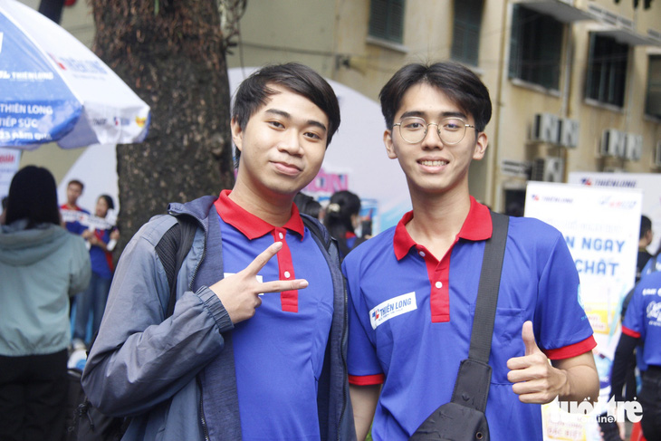 Nguyễn Trần Gia (phải) và Nguyễn Văn Tuấn Hưng, hai sinh viên tình nguyện của chương trình Tiếp sức mùa thi năm nay - Ảnh: CÔNG TRIỆU