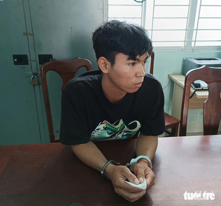 Cơ quan cảnh sát điều tra Công an tỉnh Kiên Giang bắt tạm giam bị can Lâm Văn Kim về tội "giết người và hủy hoại tài sản" - Ảnh: HOÀNG ĐÔ