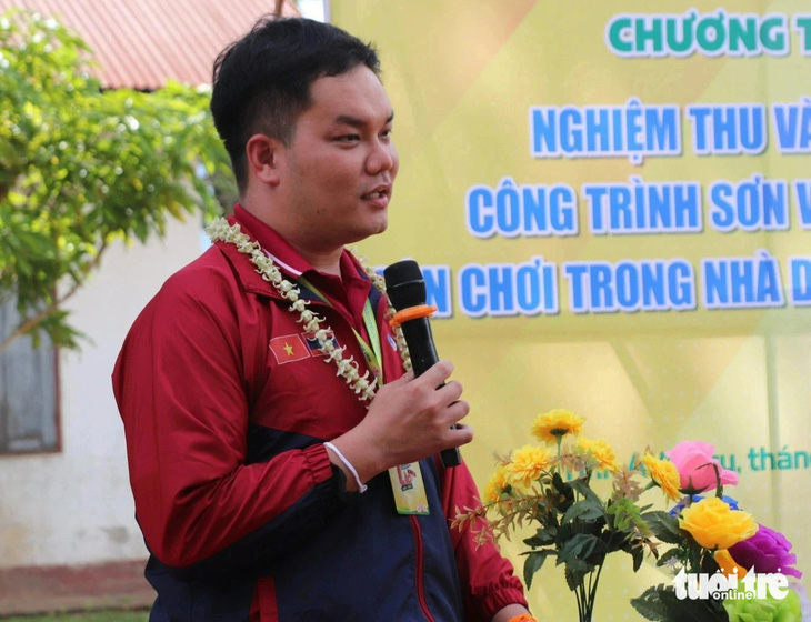 Anh Trương Tấn Nghiệp - chỉ huy trưởng hoạt động tình nguyện hè TP.HCM tại Lào - phát biểu tại lễ trao công trình - Ảnh: DIỆU QUÍ