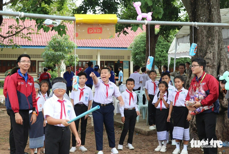 Học sinh Lào hào hứng với các trò chơi ngoài trời do chiến sĩ tình nguyện hè TP.HCM tổ chức - Ảnh: DIỆU QUÍ