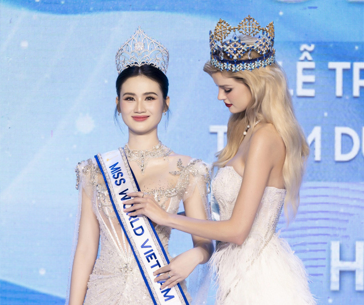 Hoa hậu Thế giới Krystyna Pyszková trao sash - Ảnh: BTC