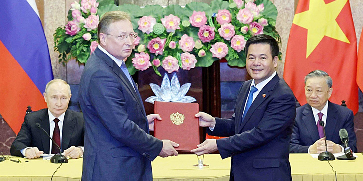 Chủ tịch nước Tô Lâm và Tổng thống Nga Vladimir Putin chứng kiến trao các văn kiện đã ký kết giữa hai nước ngày 20-6 - Ảnh: TTXVN