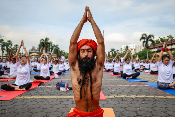 Các học viên môn yoga tham gia sự kiện tập thể nhân Ngày quốc tế Yoga lần thứ 10, tổ chức ở Batu Caves (Malaysia) ngày 21-6. Sự kiện này cũng diễn ra khắp nơi trên thế giới nhằm tôn vinh giá trị của môn yoga - Ảnh: REUTERS