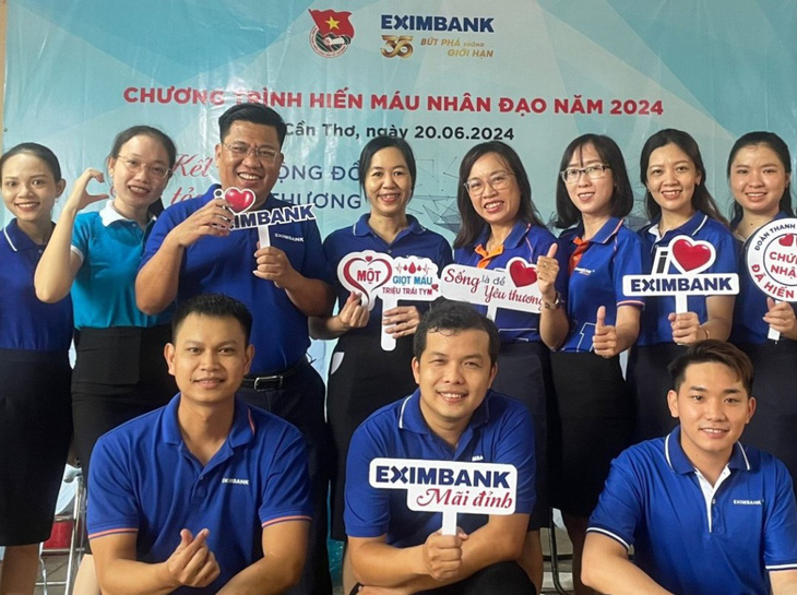 Cán bộ nhân viên Eximbank khu vực Cần Thơ tham gia hiến máu tại sự kiện - Ảnh: Eximbank