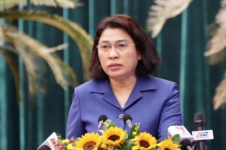 Giám đốc Sở Kế hoạch và Đầu tư TP.HCM Lê Thị Huỳnh Mai báo cáo tại hội nghị - Ảnh: HỮU HẠNH 