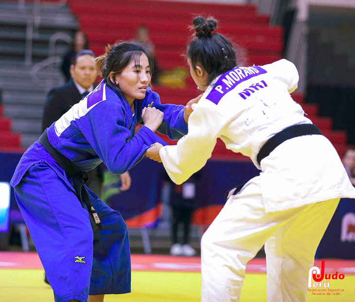 Hoàng Thị Tình (áo xanh) thi đấu xuất sắc tại vòng loại Olympic Paris 2024 cuối của môn judo - Ảnh: JUDO PERU
