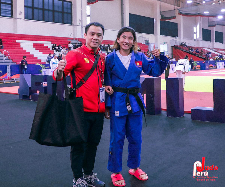 HLV Nguyễn Duy Khanh và nữ võ sĩ Hoàng Thị Tình được Liên đoàn Judo Việt Nam thưởng nóng sau khi giành suất chính thức dự Olympic 2024 - Ảnh: JUDO PERU