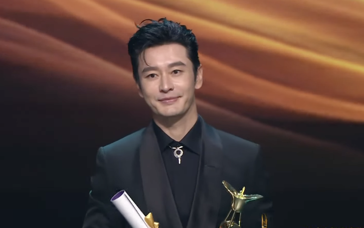 Huỳnh Hiểu Minh nhận giải Nam diễn viên chính xuất sắc - Ảnh chụp màn hình