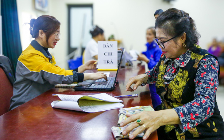 Người dân nhận lương hưu tại Hà Nội - Ảnh: HÀ QUÂN